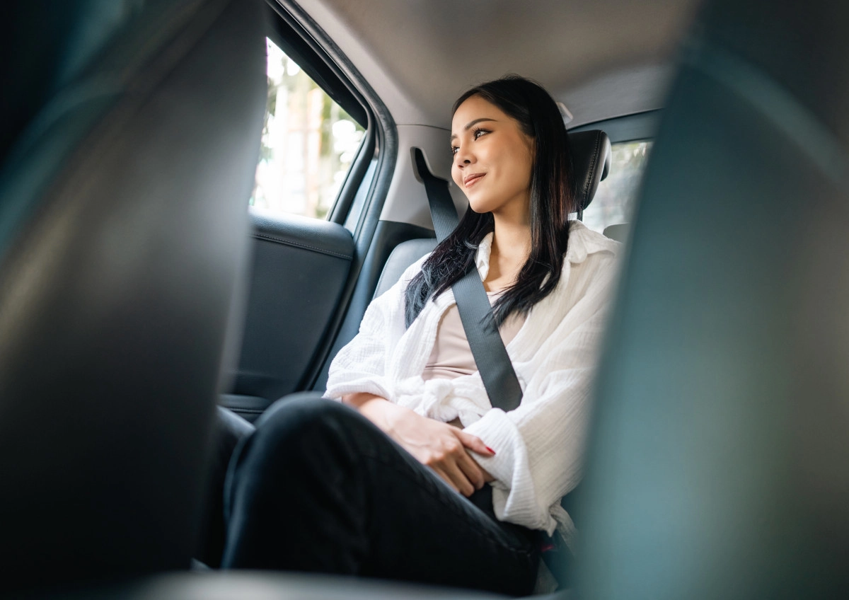 mujer en taxi